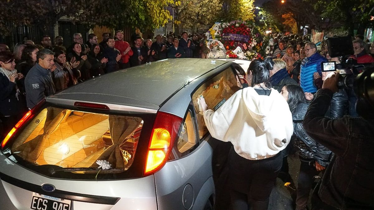 Enorme cariño. Cientos de personas despiden el cuerpo de Alejandro Bermejo, llevado a un crematorio de Luján.