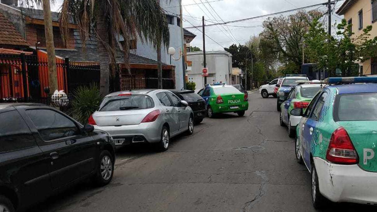 Los vecinos denunciaron que en una vivienda había música en alyo volumen y gente bailando, y cuando llegó la policía descubrió una fiesta clandestina