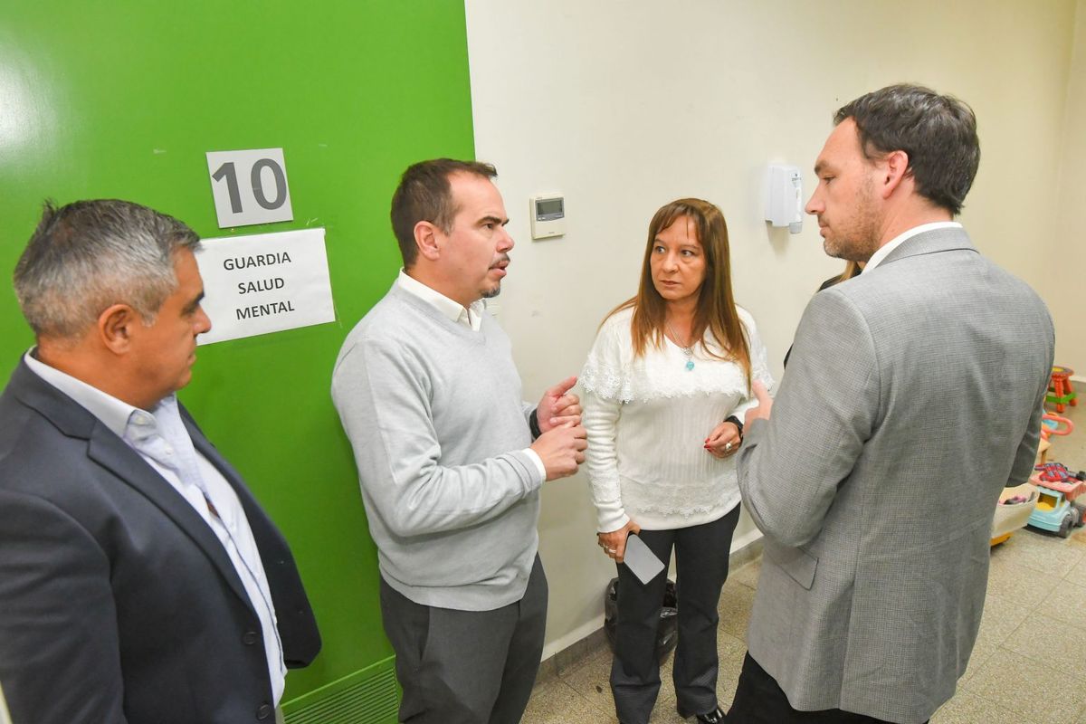Manuel Vilapriño, director de Salud Mental, junto con el ministro de Salud, Rodolfo Montero, en la inauguración de camas específicas para salud mental en el Valle de Uco. Manuel Vilapriño, director de Salud Mental, junto con el ministro de Salud, Rodolfo Montero, en la inauguración de camas específicas para salud mental en el Valle de Uco.