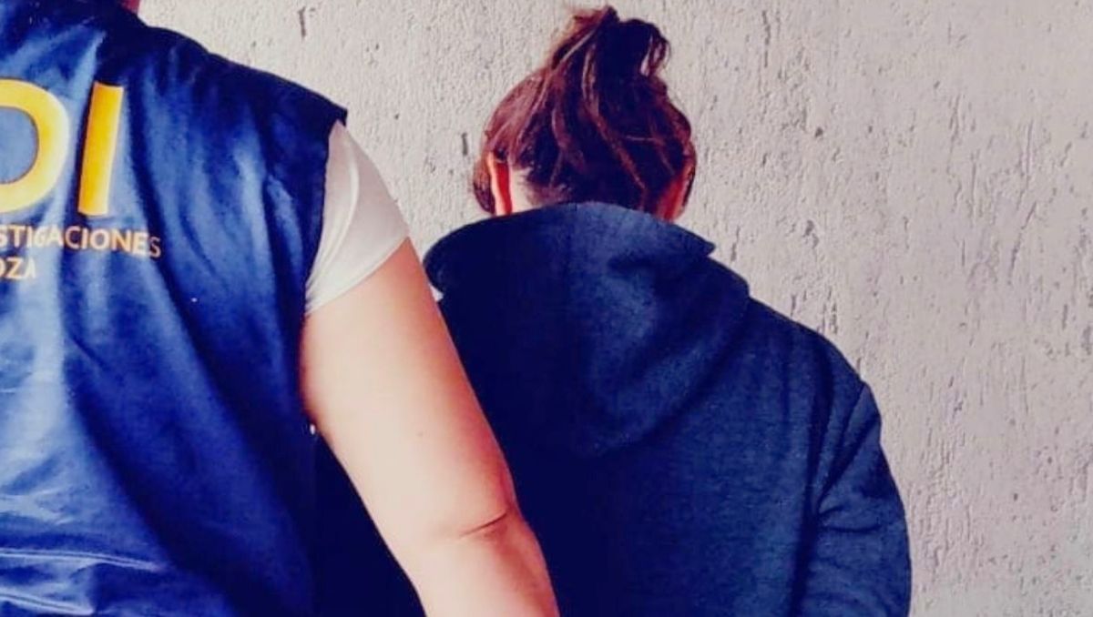 Una mujer fue detenida por el caso del crimen de un hombre en Maipú. Se investiga su participación en el hecho.