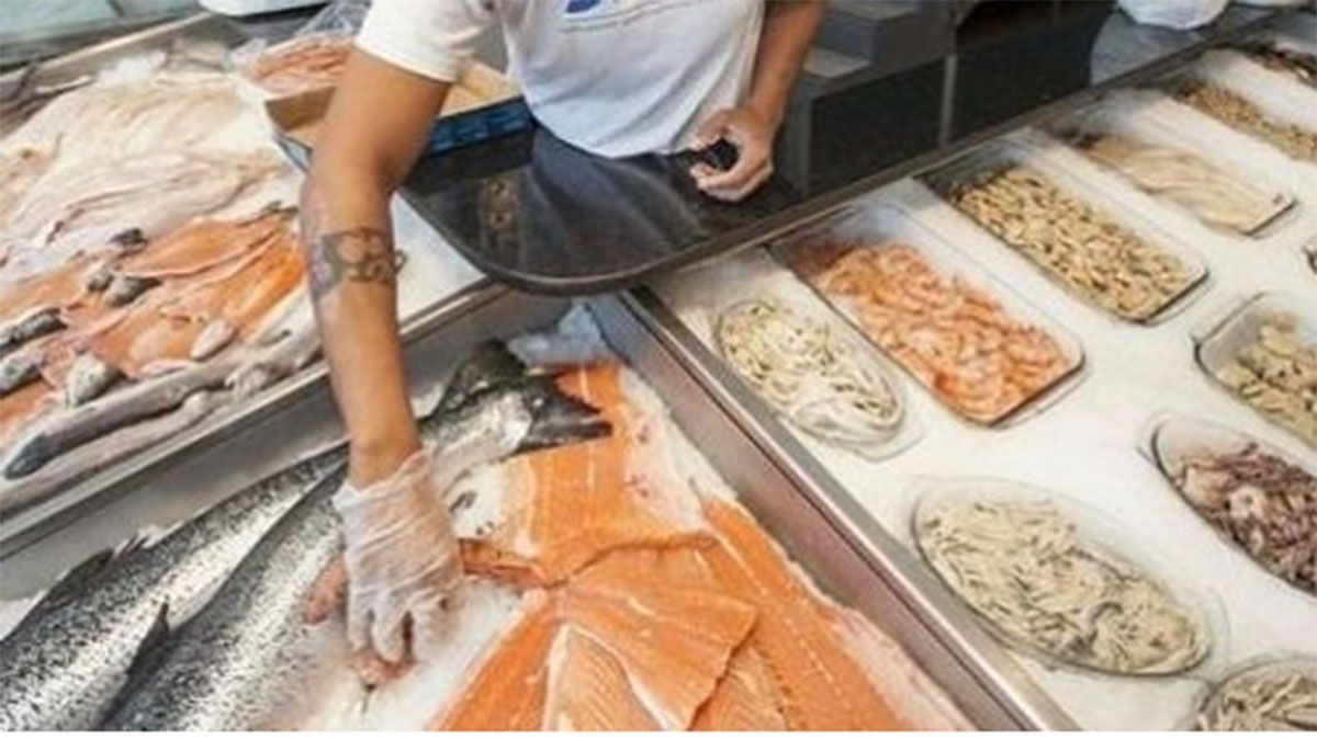 El precio del salmón pasó de $3.000 a $4.750 por kilo en solo un día en las pescaderías de Mendoza.
