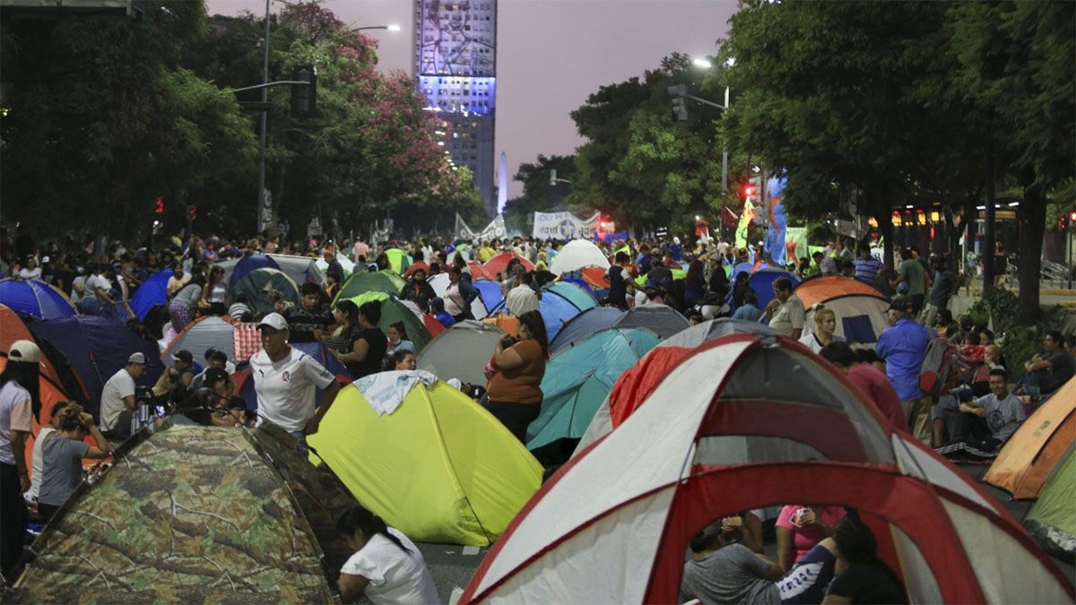 En Buenos Aires, son moneda corriente los acampes en los espacios públicos. En Mendoza, esta semana la Comuna de Capital desalojó el predio de la plaza Indenpendencia sin ningún tipo de violencia.