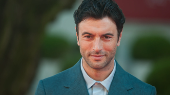 Javier Rey la rompe en Netflix con una serie española de época de éxito descomunal