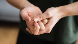 Hacer crujir los nudillos es una costumbre muy común. Hacer crujir los nudillos es una costumbre muy común.