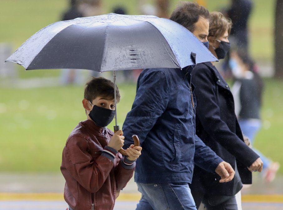 Coronavirus en Argentina. Los porteños ocuparon los espacios verdes a pesar de la tormenta.