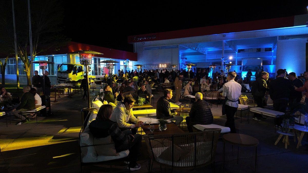 Más de 200 invitados se reunieron en el nuevo e imponente Truck Center de Acceso Este y Tirasso. Más de 200 invitados se reunieron en el nuevo e imponente Truck Center de Acceso Este y Tirasso.