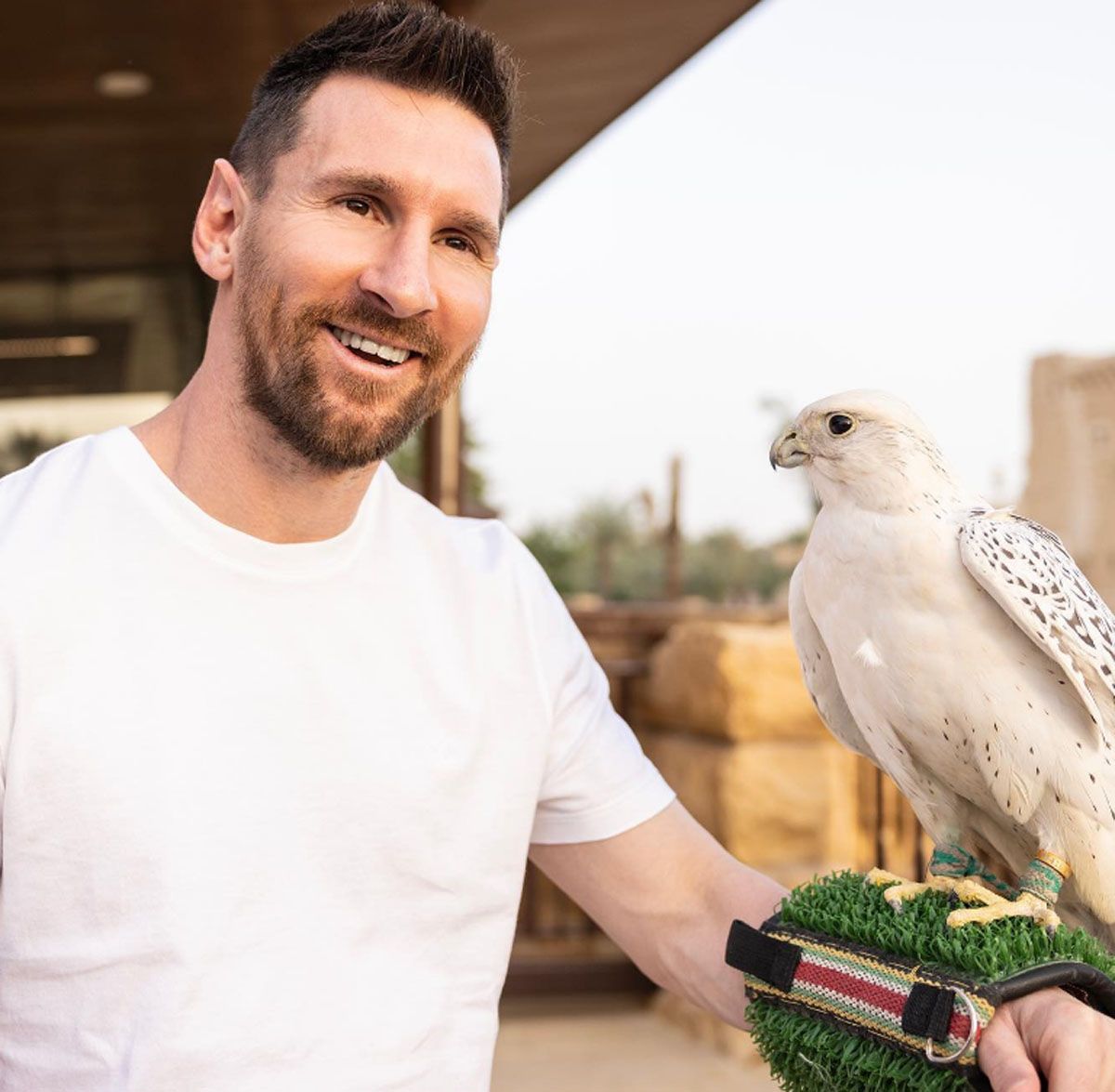 Leo cobra una cifra millonaria como embajador turístico