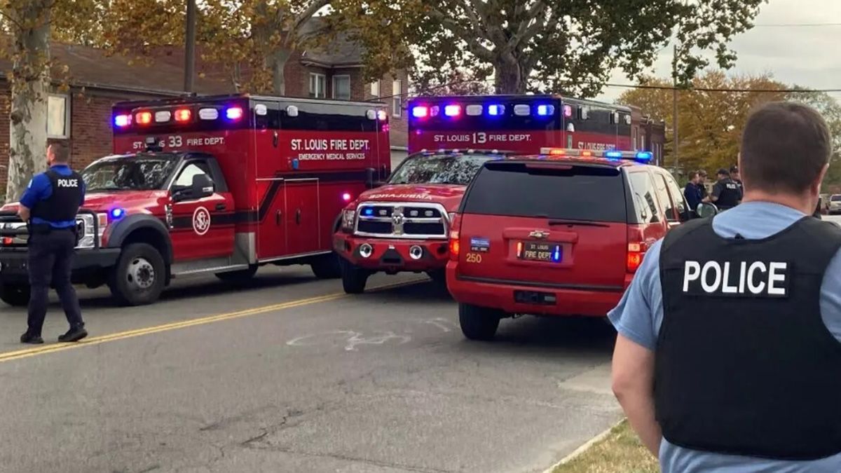 El ataque a tiros del joven en la escuela de Missouri provocó terror en los estudiantes que con la ayuda de bomberos saltaron por las ventanas del establecimiento