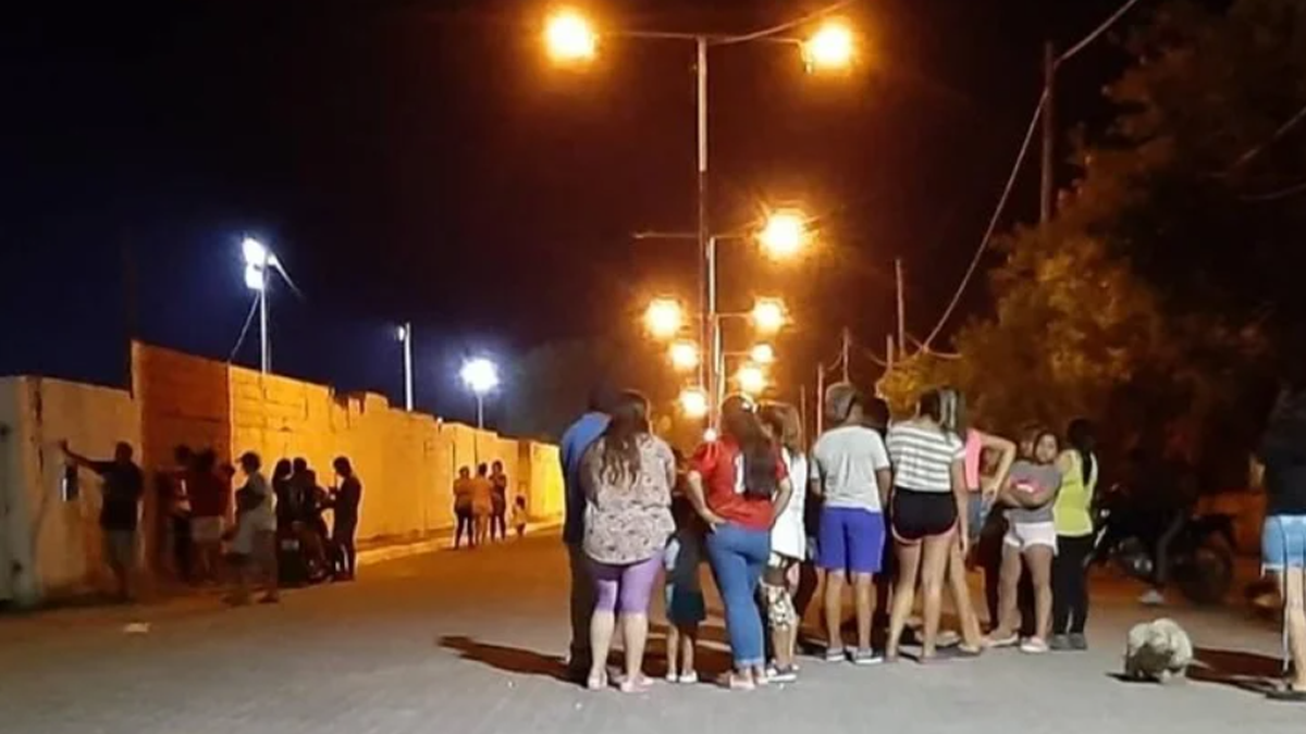 Los vecinos en la puerta del club en donde se produjo el abuso.