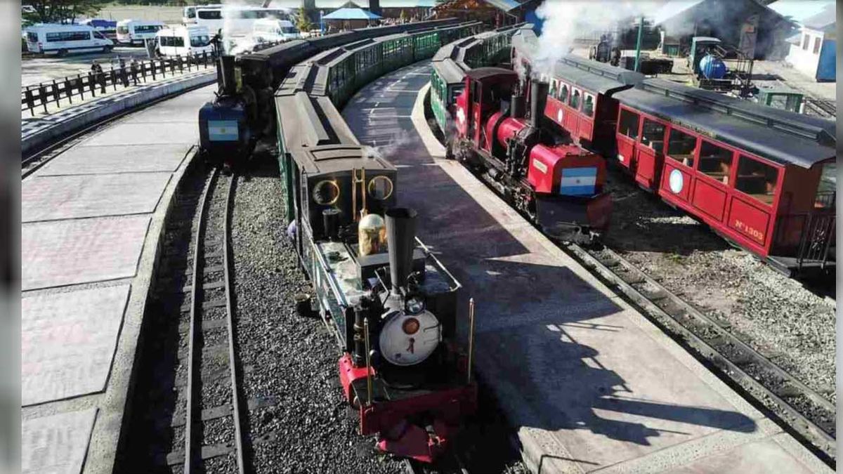 El Tren del Fin del Mundo recorre siete kilómetros y atraviesa paisajes rodeados de montañas, glaciares, ríos y bosques subantárticos El Tren del Fin del Mundo recorre siete kilómetros y atraviesa paisajes rodeados de montañas, glaciares, ríos y bosques subantárticos