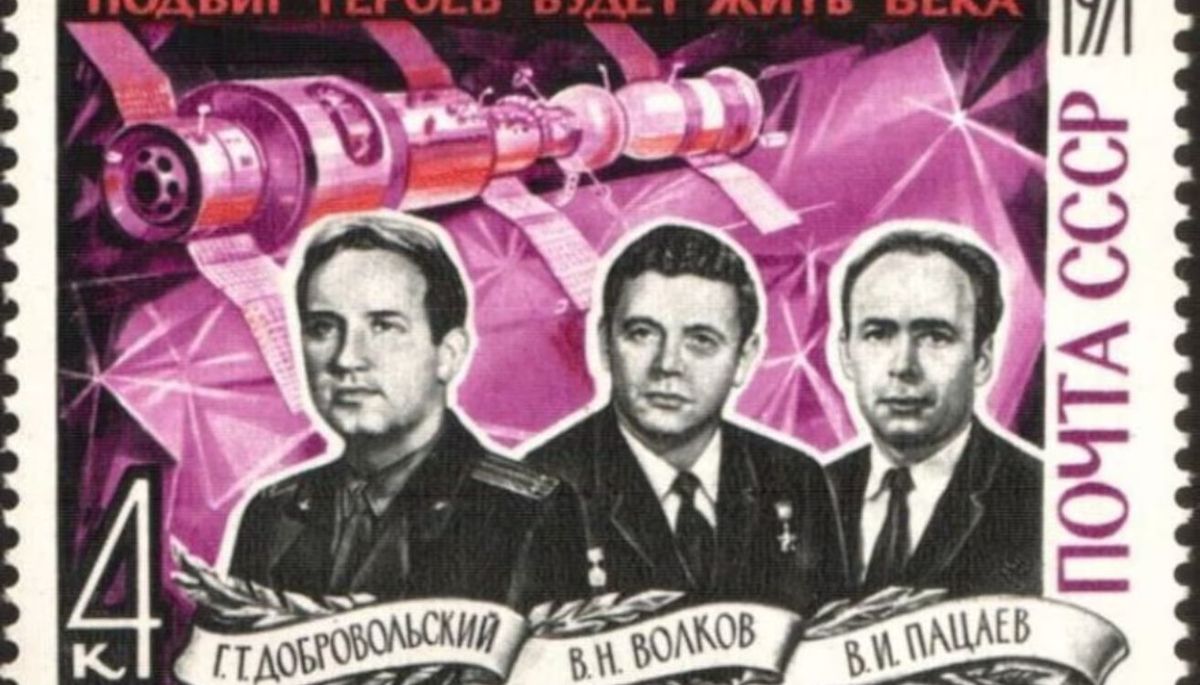 La Soyuz 11 viajó el espacio para consumar una hazaña. Sin embargo, los astronautas viajaron al espacio sin protección y sin oxígeno de emergencia. Imagen: sello de la URSS de 1971 homenajeando a los cosmonautas. La Soyuz 11 viajó el espacio para consumar una hazaña. Sin embargo, los astronautas viajaron al espacio sin protección y sin oxígeno de emergencia. Imagen: sello de la URSS de 1971 homenajeando a los cosmonautas.