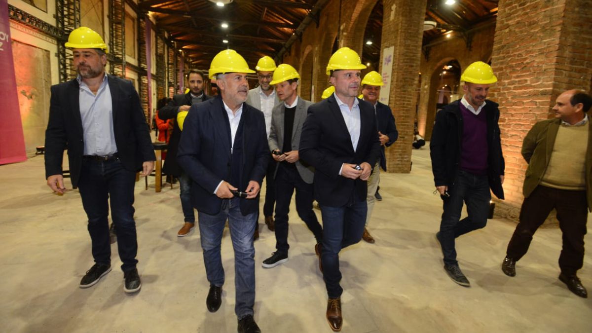 Alfredo Cornejo y el intendente de Godoy Cruz, Diego Costarelli, recorriendo la ampliación del Espacio Arizu.