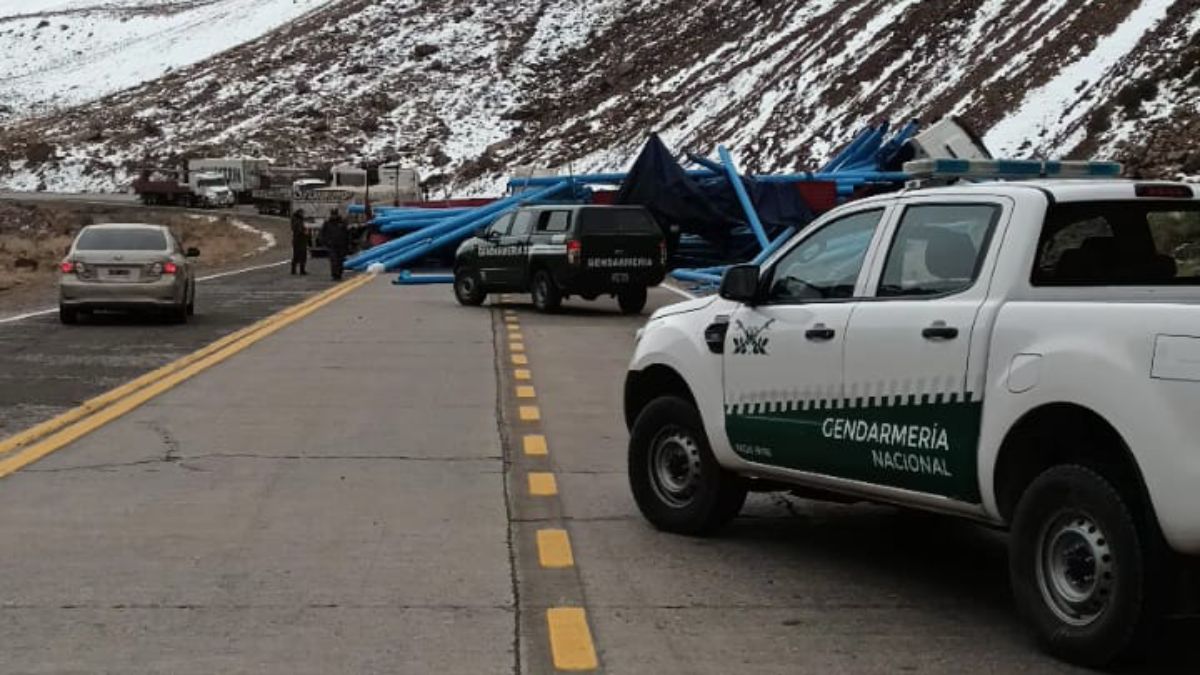 El tránsito en alta montaña quedó interrumpido por el accidente ocurrido en la zona de Punta de Vacas. El tránsito en alta montaña quedó interrumpido por el accidente ocurrido en la zona de Punta de Vacas.