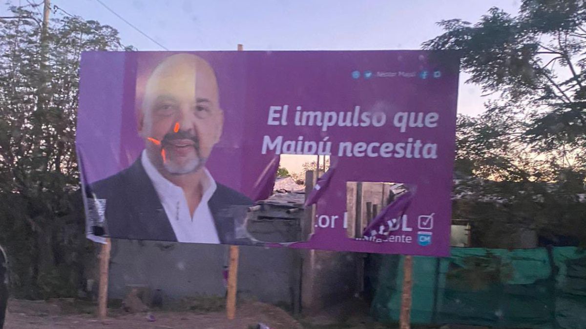 Majul también mostró que les destruyen su cartelería.