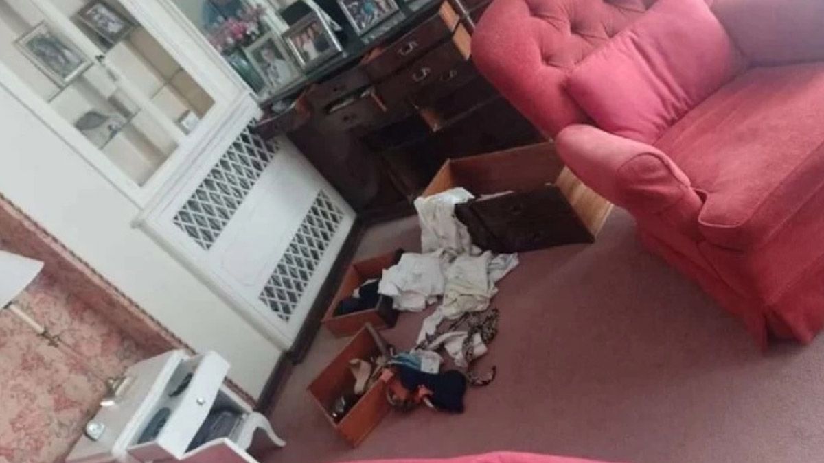 Crimen de los jubilados. Uno de los dormitorios de la mansión quedó desordenado luego de que los delincuentes revisarán todos los cajones