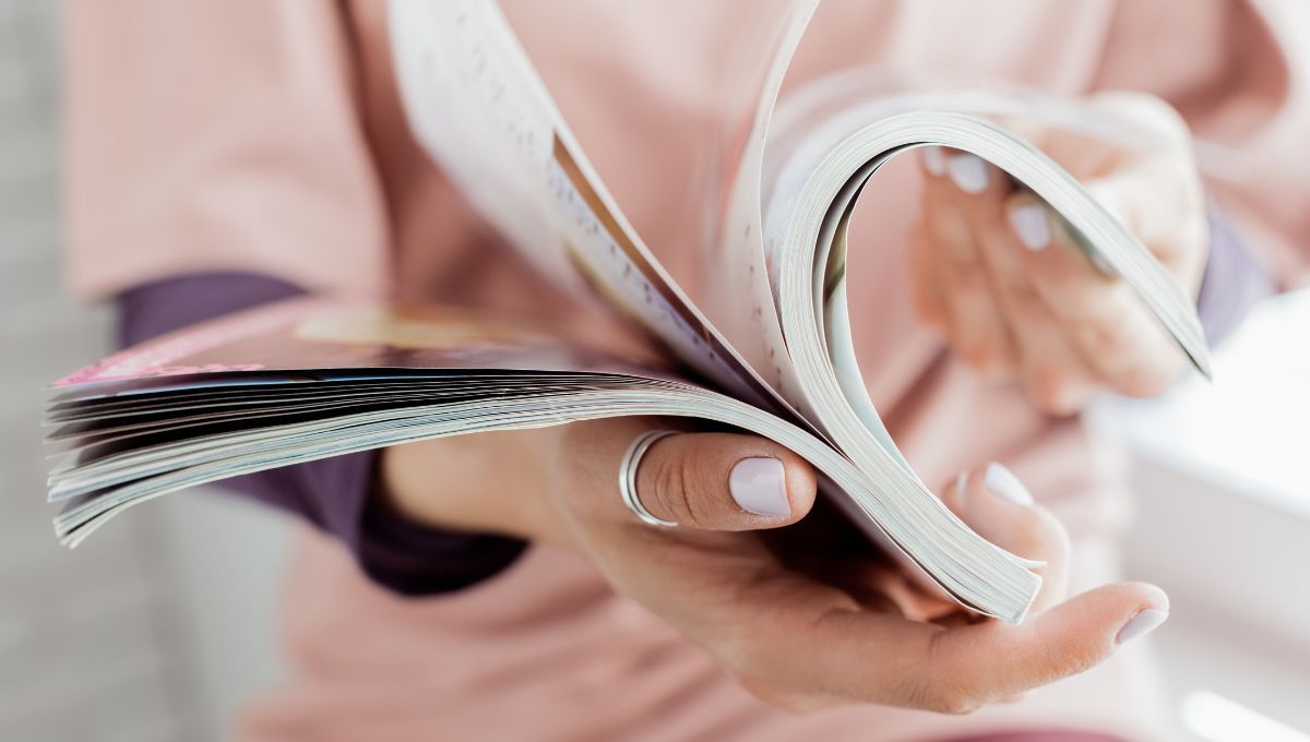 Una vieja revista puede ser reciclada y convertida en una hermosa manualidad.&nbsp;