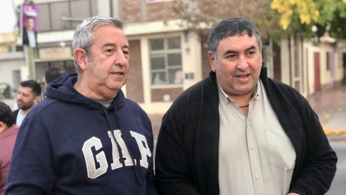 Un retrato de Cobos por estos días, en plena campaña, recorriendo las calles de Las Heras junto al precandidato radical Fabián