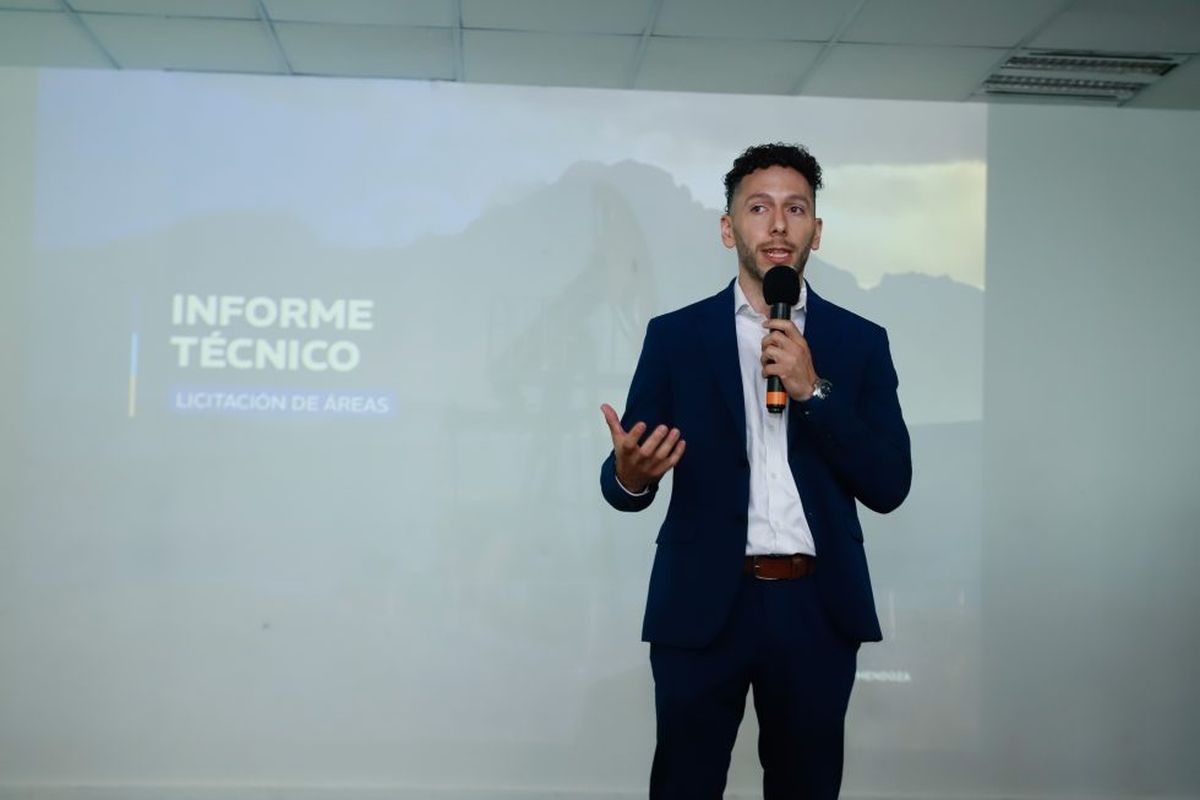 El director de Hidrocarburos, Lucas Erio, explicó que la estrategia del Gobierno para atraer inversiones en materia hidrocarburífera. El director de Hidrocarburos, Lucas Erio, explicó que la estrategia del Gobierno para atraer inversiones en materia hidrocarburífera.