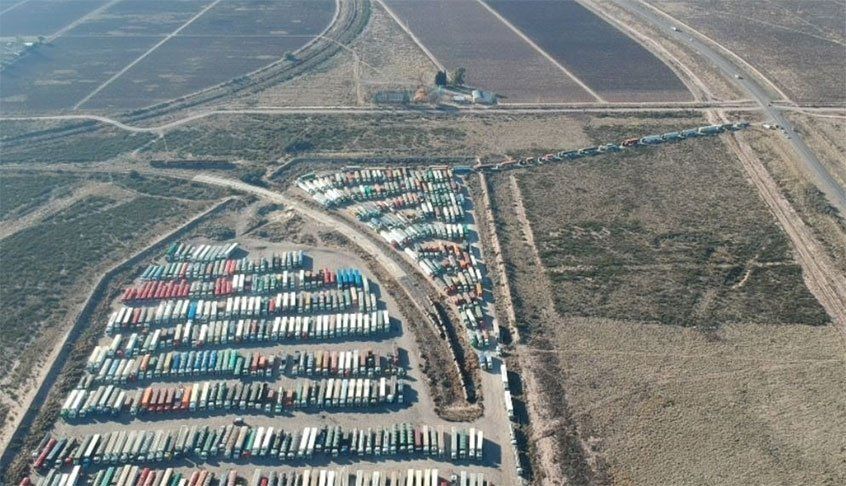 Más de 3.000 camiones varados en alta montaña esperan pasar a Chile