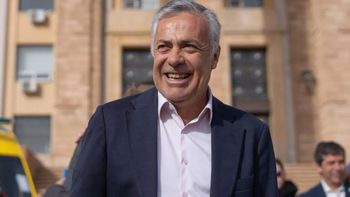 Cornejo se aferra al escudo radical por si las nubes del cielo Milei oscurecen Cornejo se aferra al escudo radical por si las nubes del cielo Milei oscurecen