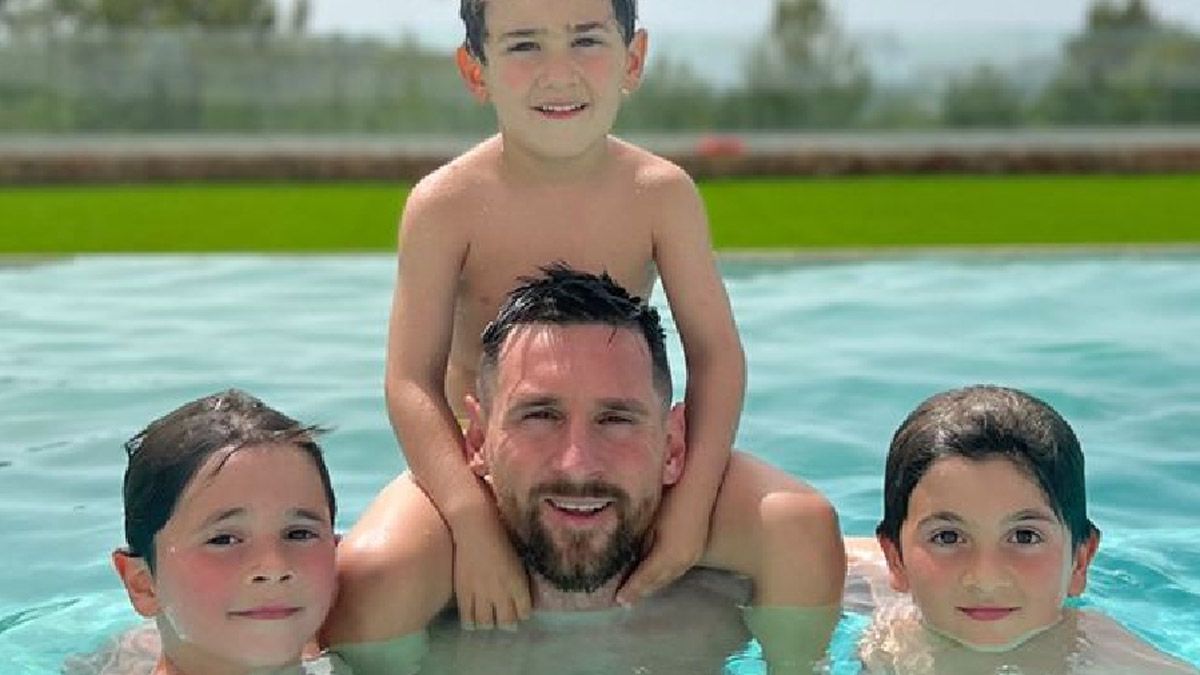 Lionel Messi disfruta de la pileta junto a sus hijos Thiago