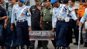 Los buzos hallaron las dos cajas negras del avión de AirAsia