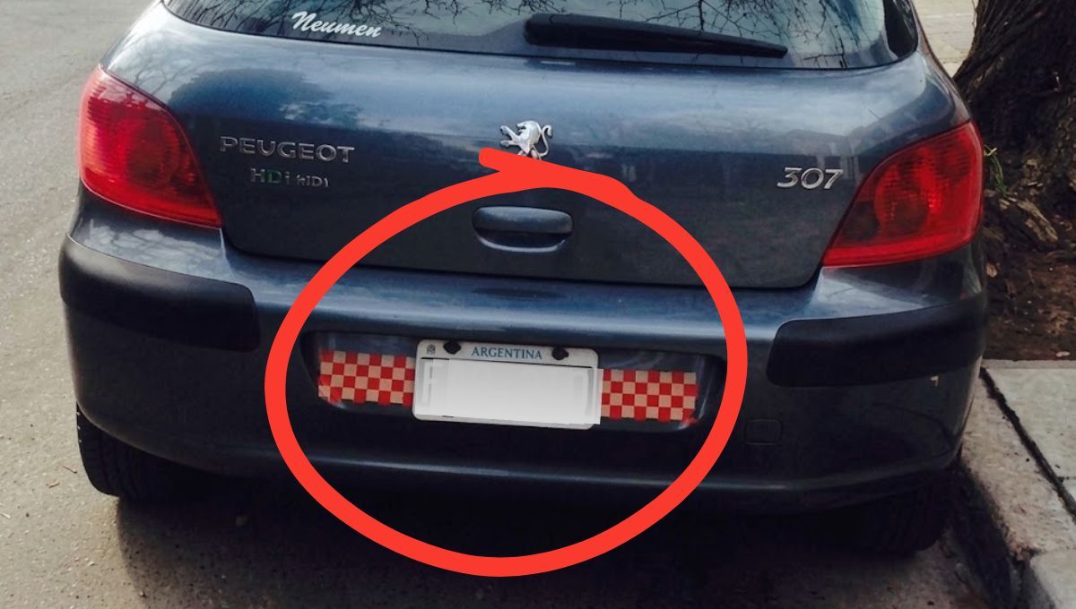 La calcomanía identifica a los autos conducidos por personas con discapacidad auditiva. La calcomanía identifica a los autos conducidos por personas con discapacidad auditiva.