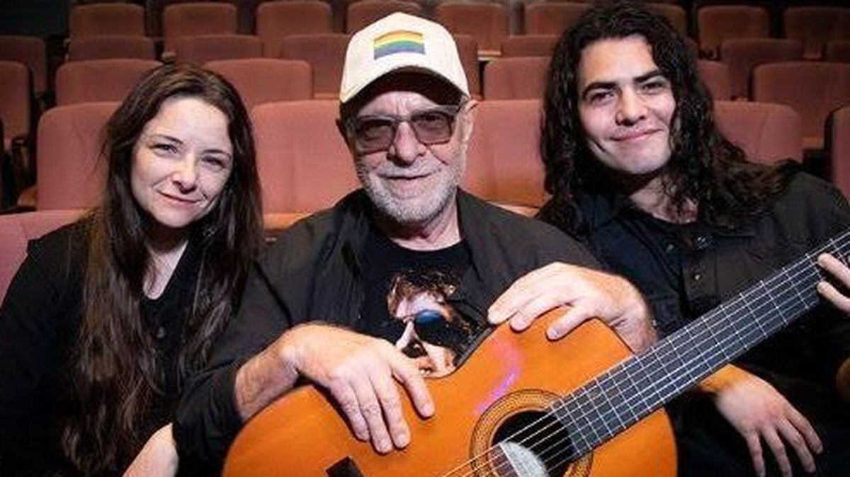 León Gieco acompañado por la pianista Joana Gieco y el guitarrista Alejo León. León Gieco acompañado por la pianista Joana Gieco y el guitarrista Alejo León.