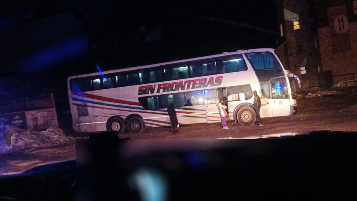 Un micro de la empresa Sin Fronteras quedó varado en Las Cuevas durante más de una hora por falta de gasoil.