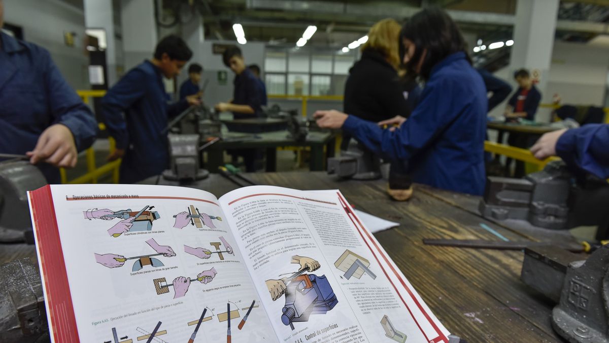 El beneficio para los alumnos de escuelas secundarias técnicas que estudien una carrera terciaria acorde a sus conocimientos es una reducción de hasta el 40% de la carga horaria El beneficio para los alumnos de escuelas secundarias técnicas que estudien una carrera terciaria acorde a sus conocimientos es una reducción de hasta el 40% de la carga horaria