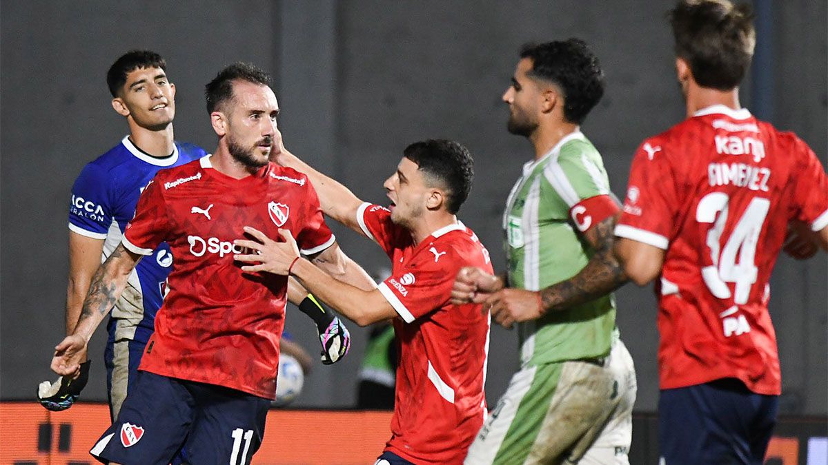 Mancuello festeja el gol del Rojo de Avellaneda