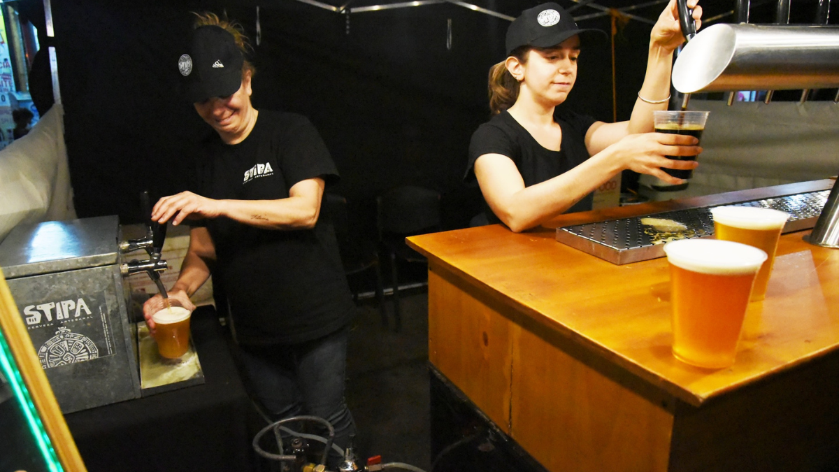 En el paseo hay diversos puestos de cervecerías artesanales para conocer la gastronomía local. En el paseo hay diversos puestos de cervecerías artesanales para conocer la gastronomía local.