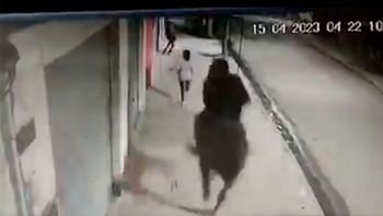¡El lejano Oeste! Un ladrón a caballo asaltó a tres personas