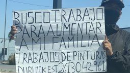 Sebastián se para en las esquinas para buscar trabajo que le permita superar la crisis generada por el coronavirus