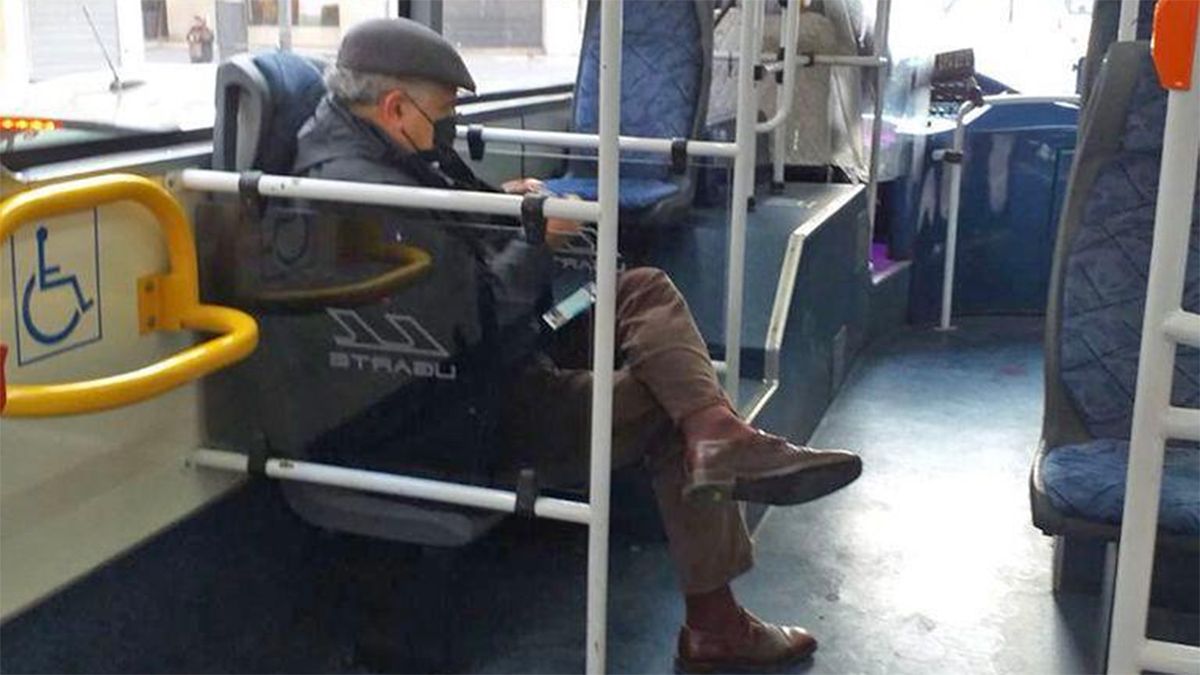 Ricardo López Murphy, precandidato a diputado nacional, fue fotografiado por un particular viajando en micro. El dice que es pasajero desde hace años.