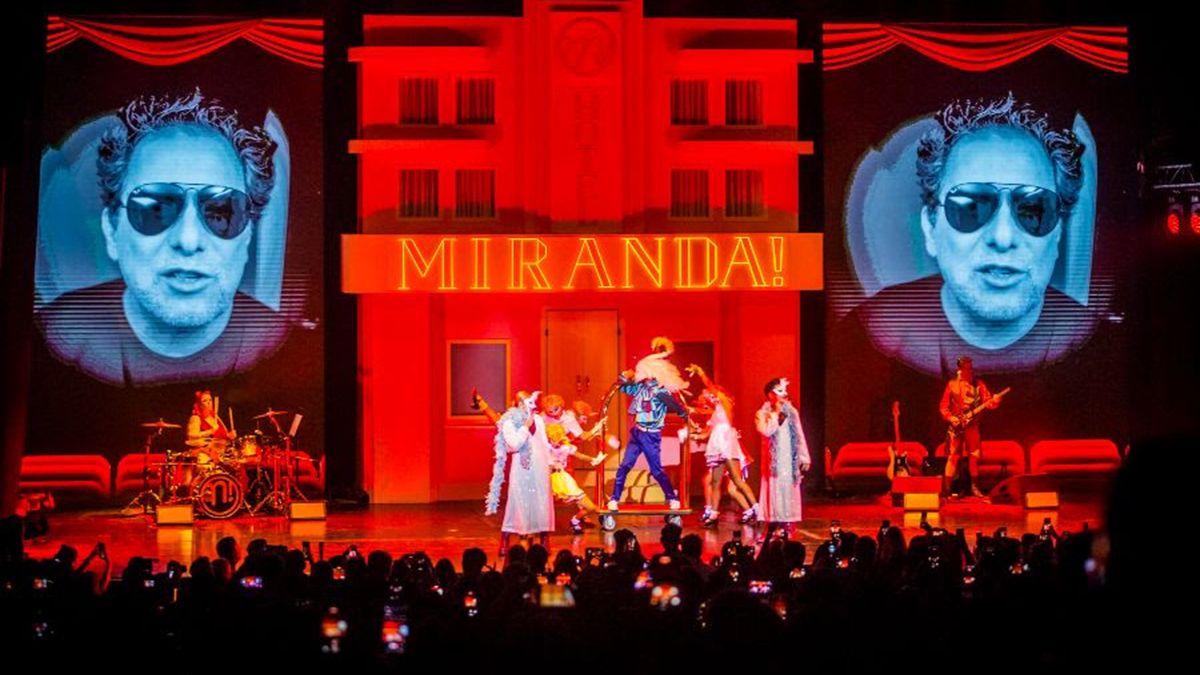 Andrés Calamaro dijo presente en los shows de Miranda! desde las pantallas gigantes.