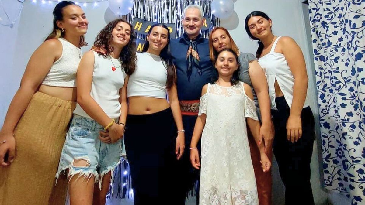 Esteban fue delincuente desde los 6 años y se recuperó. Hoy es pastor. Aquí junto a su familia, su esposa Valeria y sus hijas Gianella, Zoe, Lisi, Aimeé y Eluney. Esteban fue delincuente desde los 6 años y se recuperó. Hoy es pastor. Aquí junto a su familia, su esposa Valeria y sus hijas Gianella, Zoe, Lisi, Aimeé y Eluney.