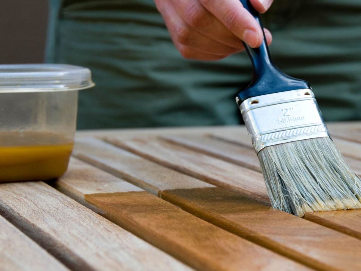 Si te encuentras haciendo un proyecto DIY, puedes preparar tu propio barniz. Imagen: Freepik.