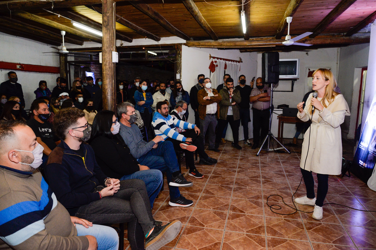 Fernández Sagasti habla en territorio radical.
