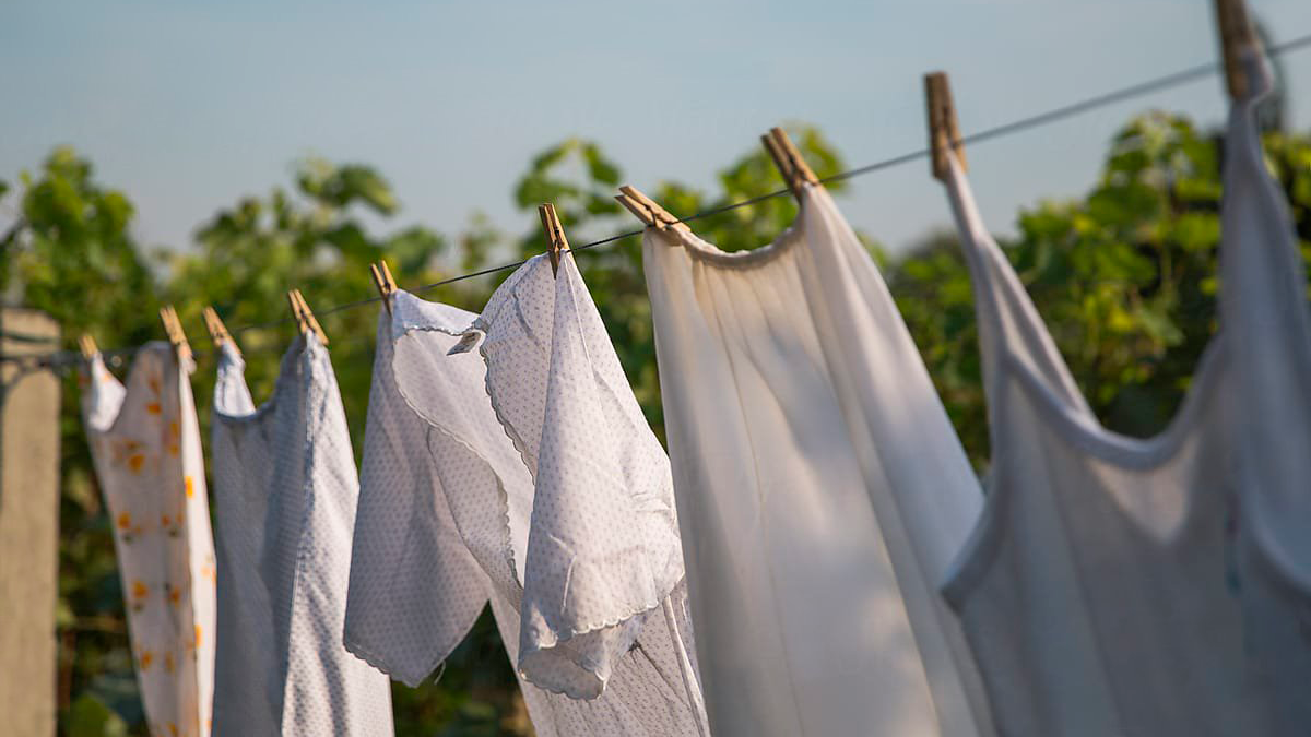 Remedios caseros. El sol y la paciencia son los dos recursos fundamentales para quitar las manchas de vino de la ropa.