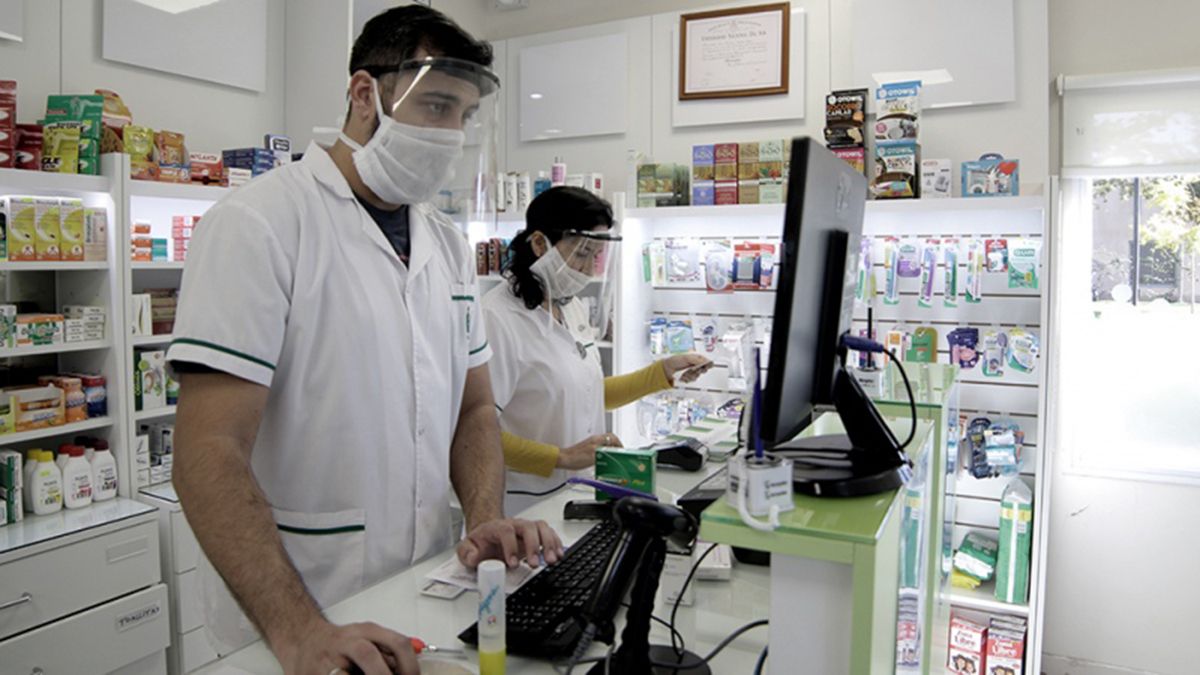 Los empleados de farmacias siempre han estado en la primera línea ya que nunca cerraron sus puertas en la pandemia.