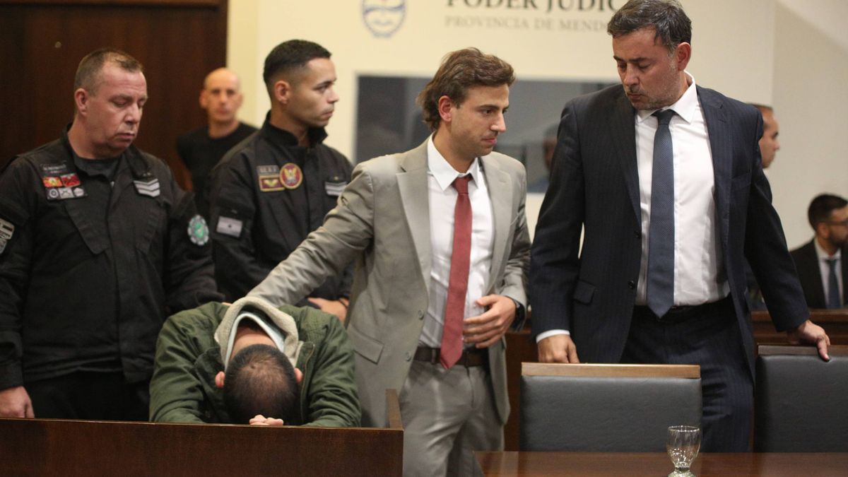 Los abogados tratanb de contener al "Pichi", muy emocionado tras ser declarado no culpable. Los abogados tratanb de contener al "Pichi", muy emocionado tras ser declarado no culpable.