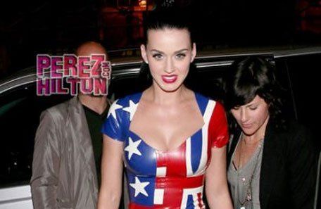 Con un revelador vestido Katy Perry hincha para dos equipos