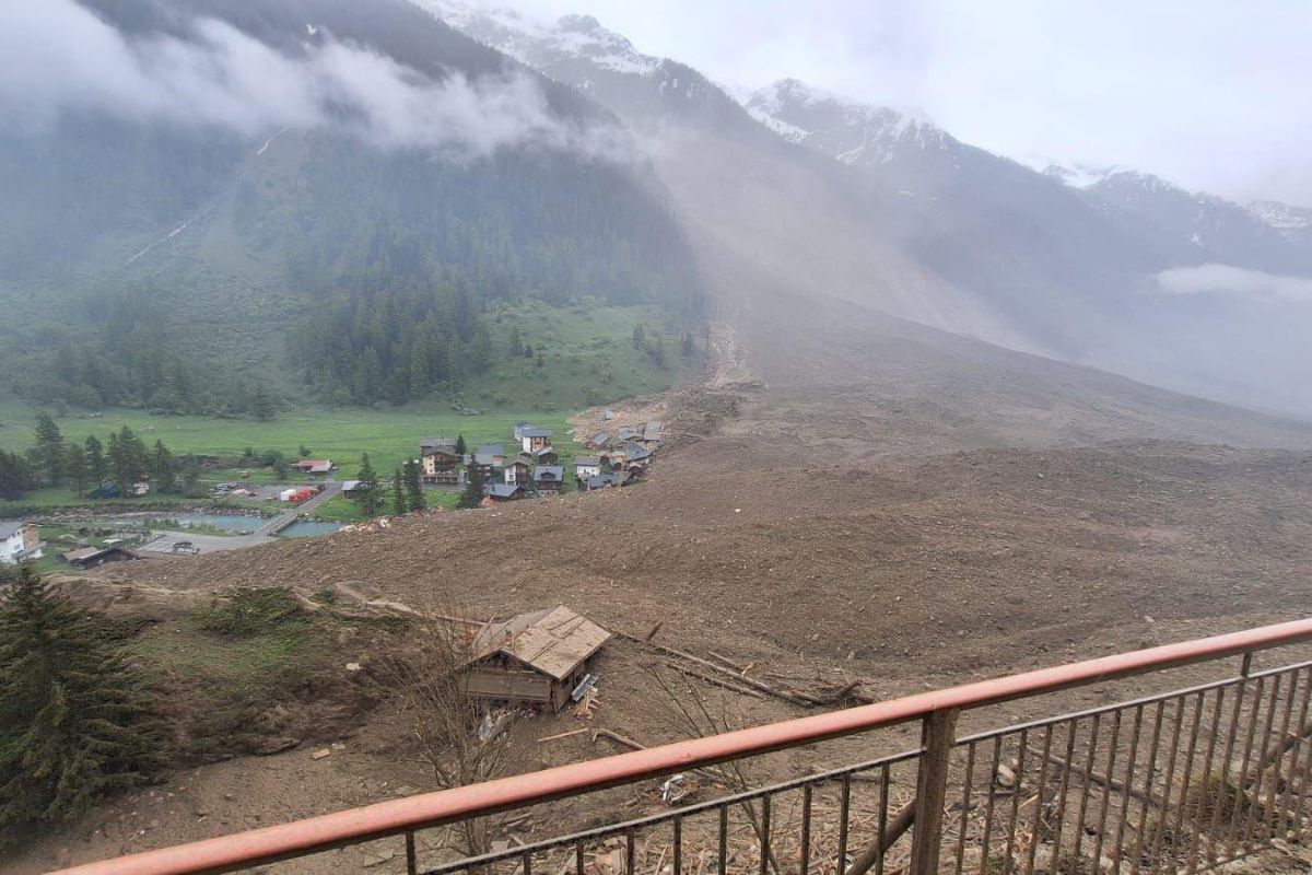El colapso de un glaciar entierra un pueblo entero en Suiza. Foto: X El colapso de un glaciar entierra un pueblo entero en Suiza. Foto: X