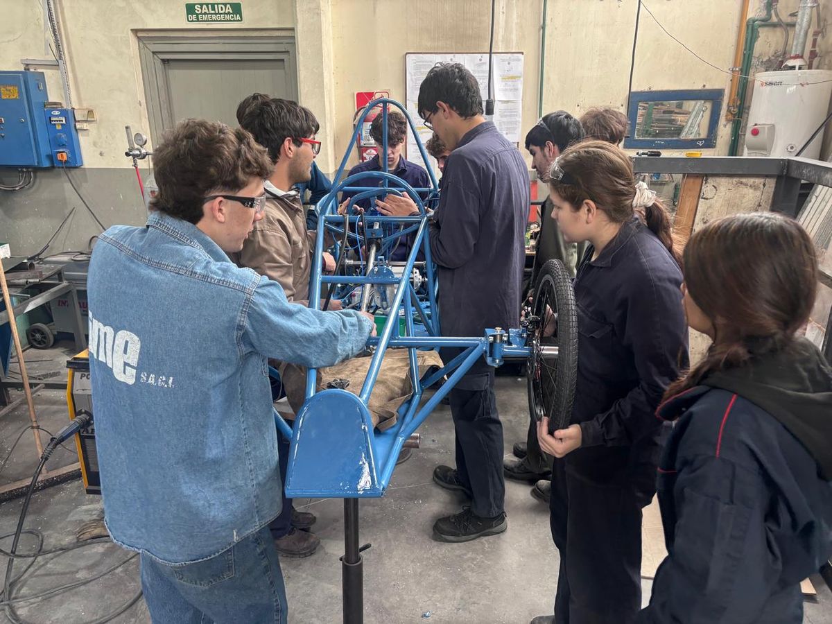 Los estudiantes trabajan codo a codo para la construcci&oacute;n del veh&iacute;culo.