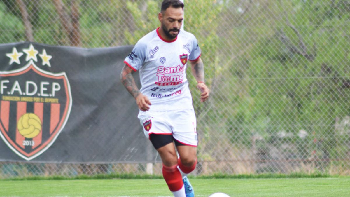 El defensor tiene un gran recorrido en el fútbol y sueña con el ascenso.
