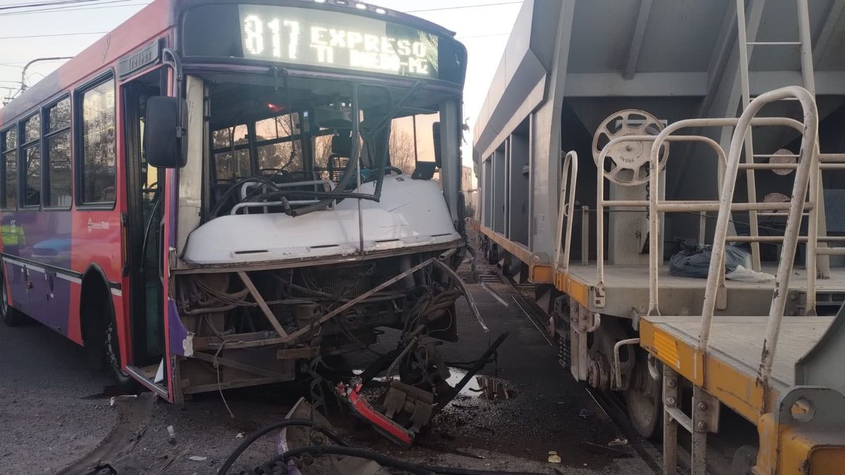 Los pasajeros del micro sufrieron golpes y heridas leves luego de un choque contra un tren de cargas en Maipú. Foto: Matías Pascualetti/ Radio Nihuil.