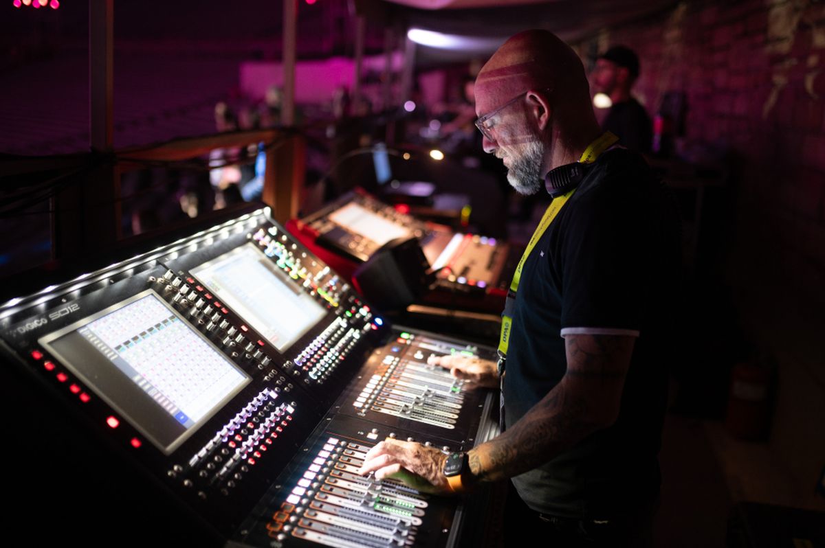 Los controles de pantalla, luces y sonido se ajustan a los requerimientos de la puesta de la Vendimia 2024. Los controles de pantalla, luces y sonido se ajustan a los requerimientos de la puesta de la Vendimia 2024.