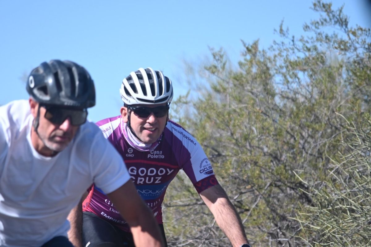 En estos días de fin de semana largo, Tadeo García Zalazar aprovechó para salir a andar en bicicleta por caminos de Lavalle. Por supuesto, con la camiseta de Godoy Cruz.