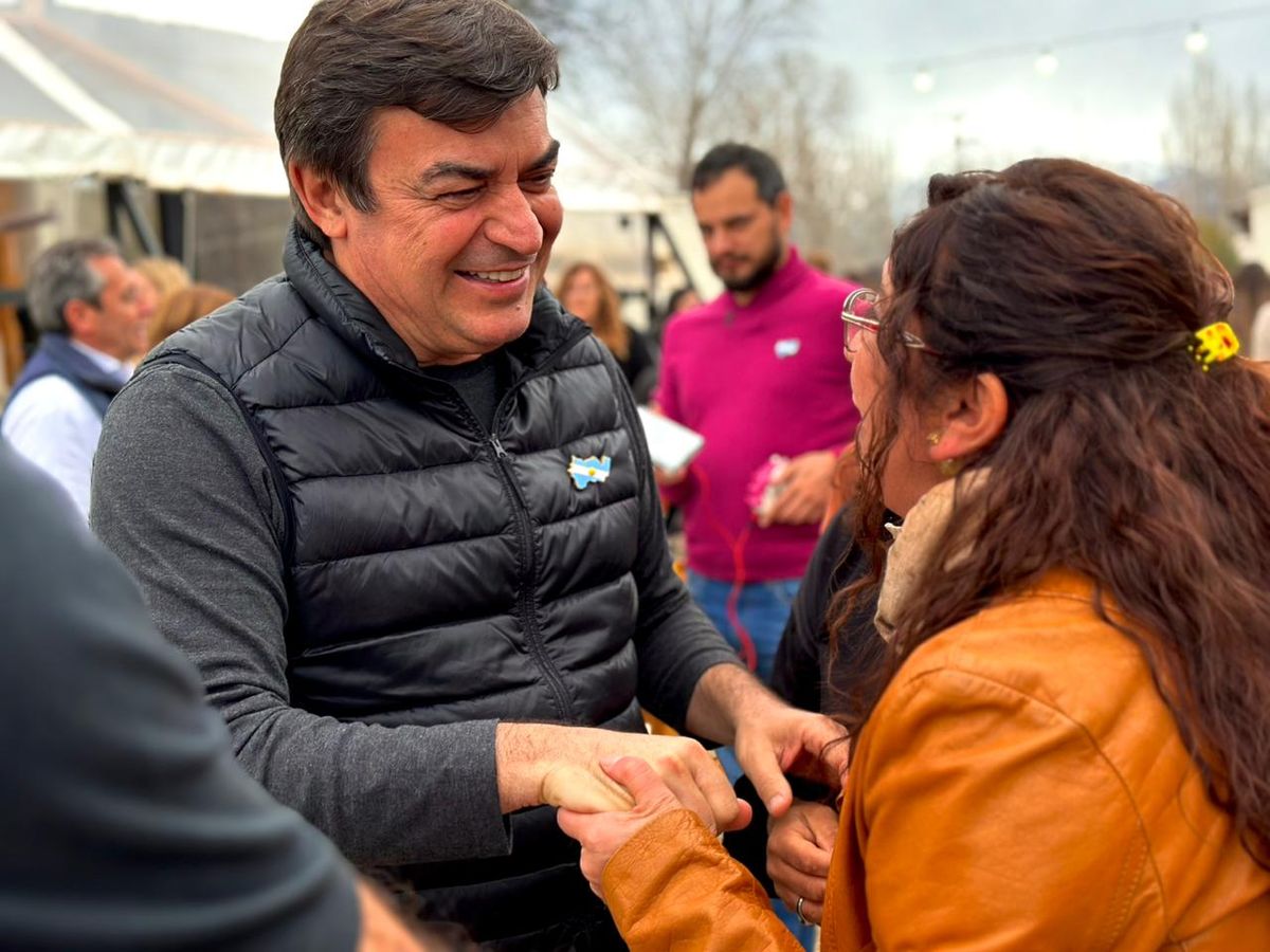 El&nbsp; candidato a gobernador, Omar De Marchi con docentes en San Carlos.